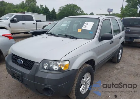 2005 Ford Escape Xls z USA, uszkodzony, nr VIN 1FMYU02Z15KB85699
